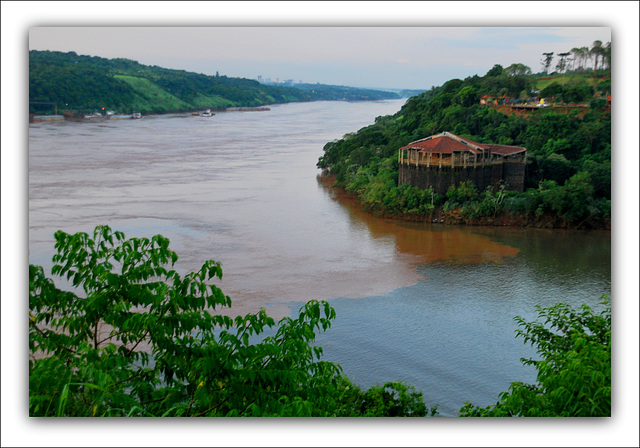 Donde el Paraná y el Iguazú se abrazan.