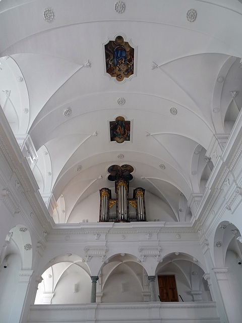 Innenraum mit Orgel der Klosterkirche St.Ursula in  Brig