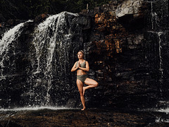 Yoga im Wasserfall