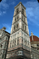 Sous un angle différent , le Campanile de Giotto . Cathédrale Sainte-Marie-de-la-Fleur à Florence