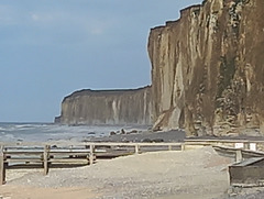 La plage et les falaises de Veules les Roses ( 76 ) , la côte d'Albâtre