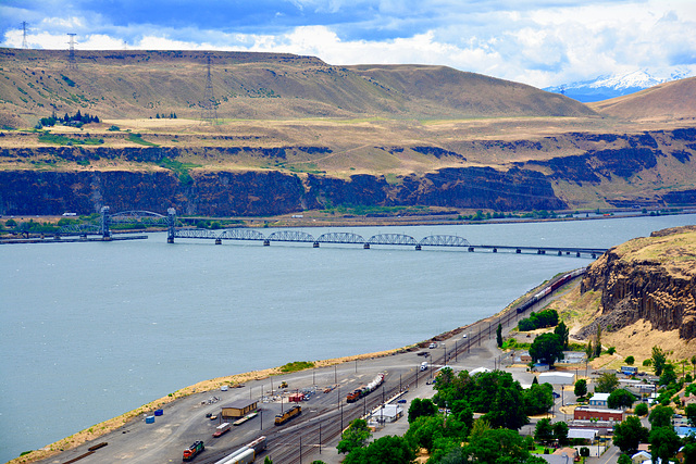 USA 2016 – Columbia River Gorge – View of the railway bridge near the former Celilo Falls