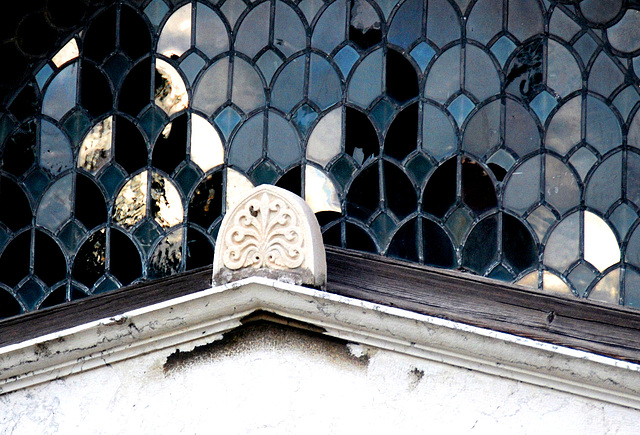 Das Fenster der Friedhofskapelle