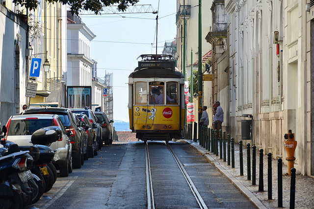 Lisbon 2018 – Eléctrico 577 on line 28 in the Rua António Maria Cardoso