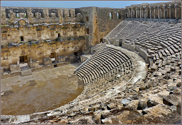 Manavgat : visione totale del grande antico teatro di Aspendos