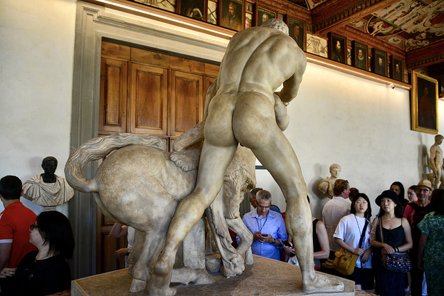 Florence 2023 – Galleria degli Ufﬁzi – Hercules slaying the Centaur Nessus and admirers