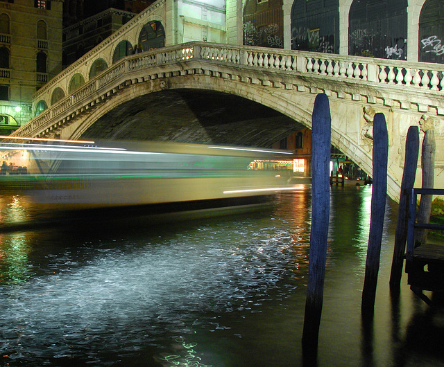 Vaporetto unter dem Ponte Rialto