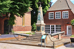 Bad Bevensen, Denkmal neben der Kirche