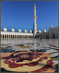 Abu Dhabi : il grande mosaico di marmo nel piazzale della moskea Zayed