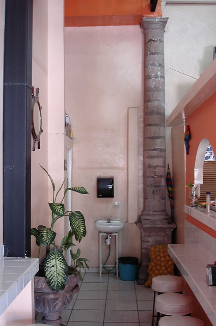 Colonne ancienne et petit  lavabo