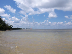 Ciel bleu et nuageux sur étendue d'eau