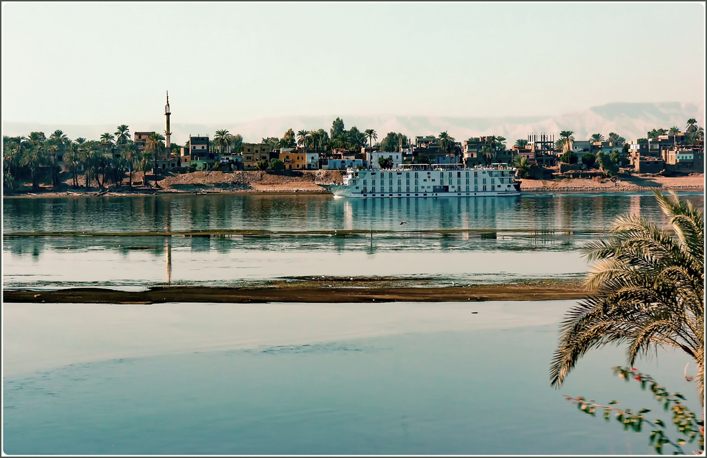 LUXOR : il Nilo e una delle tante navi che portano turisti nella crociera sul fiume