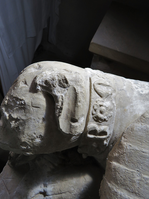 clifton reynes church, bucks (35)detail of name "bo" on collar of dog at feet of knight on late c14 tomb c.1385   perhaps thomas reynes III
