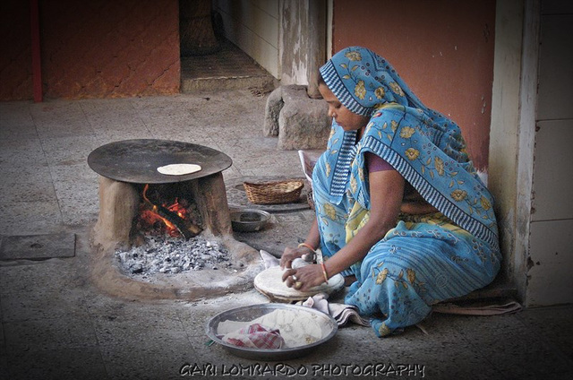 making Chapati (Rajasthan)