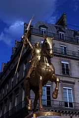 Jeanne d'Arc réalisée par E. Frémiet . Il paraît qu'elle s'est éteinte deux heures après sa mort . On dit aussi , elle a frit , elle a tout compris !