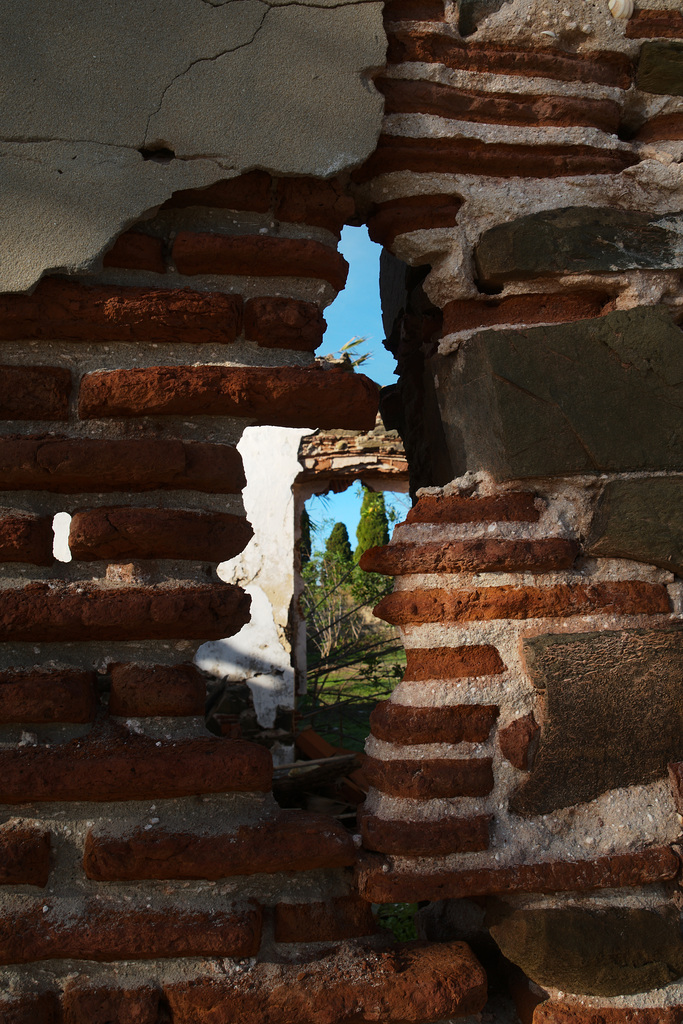 Vila Real de Santo António - Through a hole