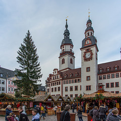 Weihnachtsmarkt, Weihnachtsbaum und Altes Rathaus