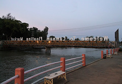 Welcome to floating Lampam market (1)