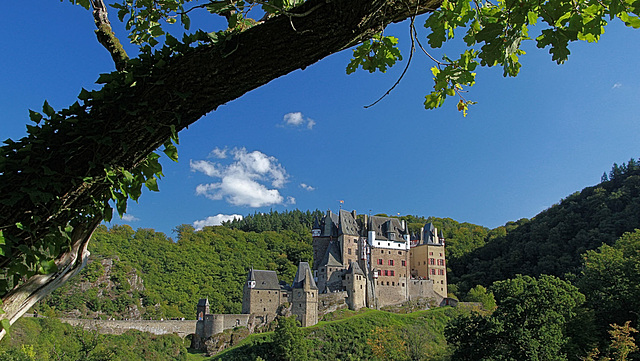 Wandern entlang der Burg Eltz