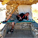Sharm el Sheikh : Ras Mohammed - ore 14,30, dopo 5 ore di sole senza cibo né acqua...qualche minuto di relax nell' unico metro di ombra : una fatica ben ripagata dal luogo superlativo !