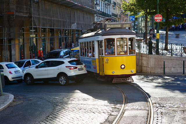 Lisbon 2018 – Eléctrico 544 negotiating traffic on the Praça Luis de Camões
