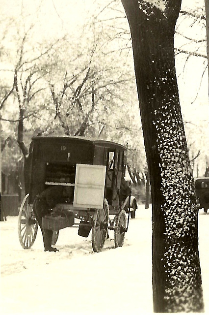 WP2032 CLOSE-UP OF BRYCES BREAD DELIVERY VAN