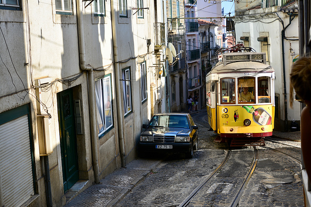Lisbon 2018 – Waiting for the tram in the opposite direction on the Calçada de São Vicente