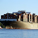 Containerfrachter  YM Wellhead der Reederei Yang Ming, läuft in den Hamburger Hafen ein