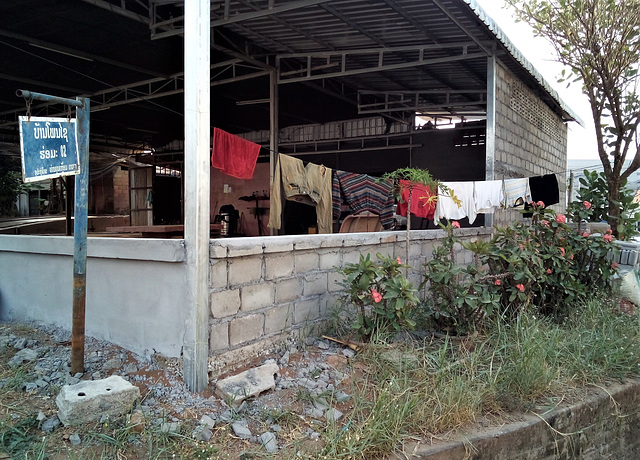 Séchage poussiéreux / Dusty clothes drying  (Laos)