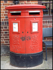 OX10 10 Royal Mail post box