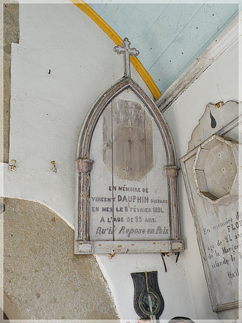 Mémoires authentiques des disparus de la mer sous le porche de la chapelle de Perros-Hamon