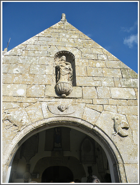 Porche de la chapelle Perros-Hamon à Ploubazlanec (22)