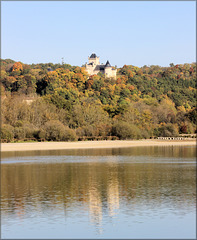 Siccieu-Saint-Julien-et-Carisieu (38) 15 octobre 2017. L'étang de Ry et le château de Saint-Julien.