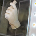 Musée archéologique de Zadar : main tenant un rouleau.