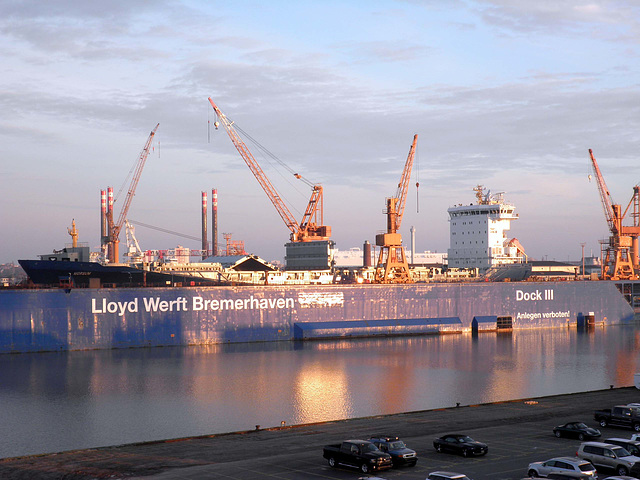Panorama auf die Lloydwerft Brmrhv. - im Dock ist das Feeder-Schiff Morsum