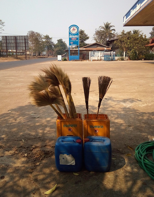 Balais à essence / Gasoline brooms  (Laos)
