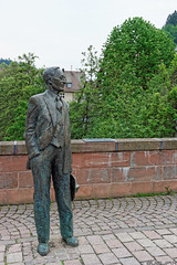Hermann Hesse auf der Nikolausbrücke in Calw: "Zwischen Verweilen und Aufbruch", Bronze. Kurt Tossotti. 2001 (© Buelipix)