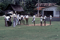 Schulsport in Sri Lanka - Weitsprung ist bei einer Schulklasse in Beruwala angesagt