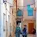 Kairouan : due ragazze tunisine sfoggiano i loro abiti fiorati nel centro storico