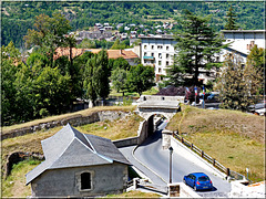 Briançon :- HFF - HAPPY FENCE FRIDAY - 14.7.23 - una delle tre porte di accesso alla cittadella fortificata - Porte d'Embrun -