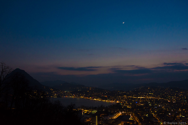 Mond über Lugano (© Buelipix)