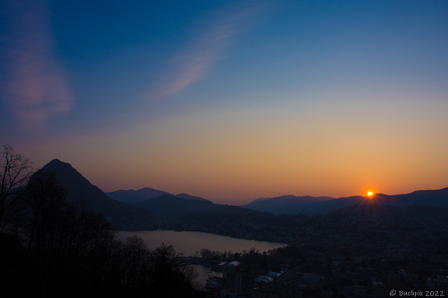 Sonnenuntergang über Lugano (© Buelipix)