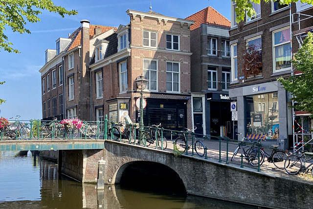 Oude Rijn and the entrance to the Donkersteeg