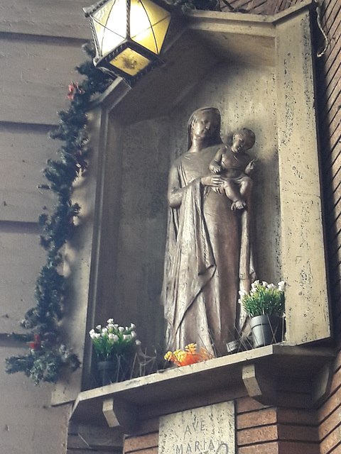 La nicchia con la Madonna e il piccolo Gesù