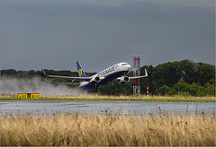 Ryanair hebt von regennasser Startbahn ab