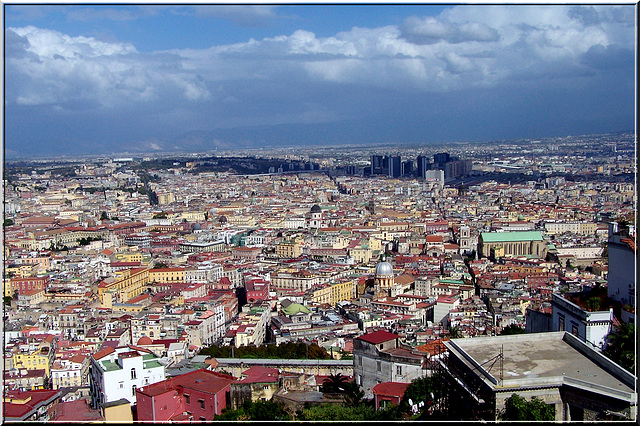Napoli : Panoramica lato sud - Sulla destra è ben visibile la lunga strada pedonale 'Spaccanapoli'