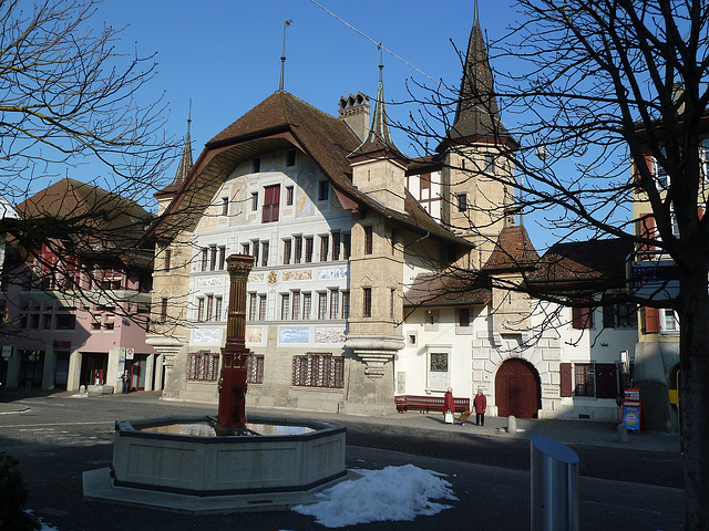 Das Rathaus von Büren an der Aare,  mit seiner gotischen Fassade