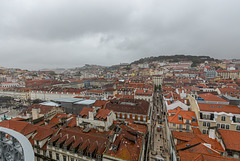 Blick vom Elevador de Santa Justa zum Castelo de São Jorge