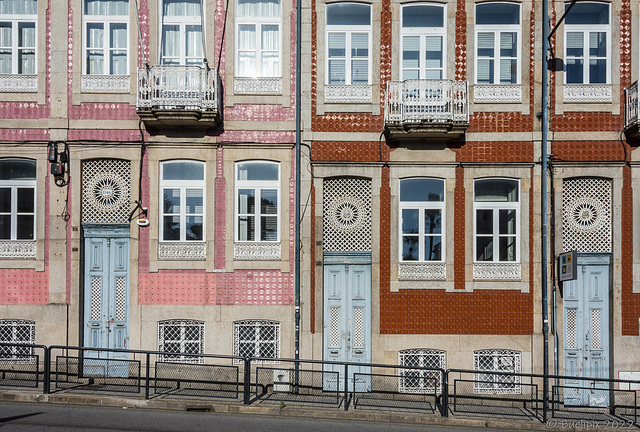 Türen in Porto (© Buelipix)