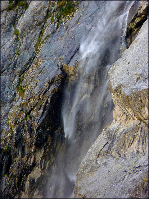 Vallouise : l'acqua prodotta dal ghiacciaio precipita lungo la montagna